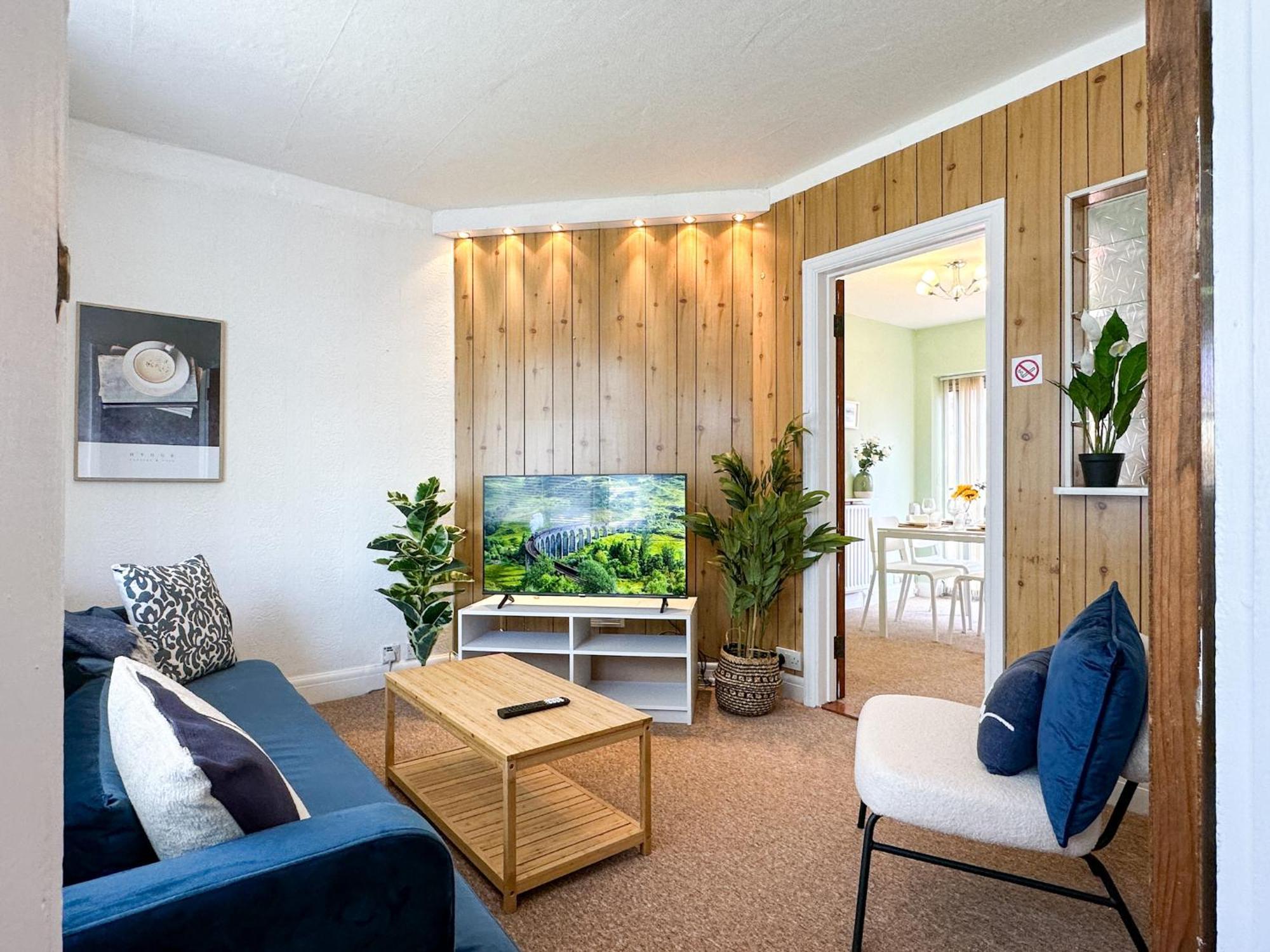 Luxury Central 2-Bed Townhouse - Parking, Hot Tub & Fire Pit Canterbury Luaran gambar
