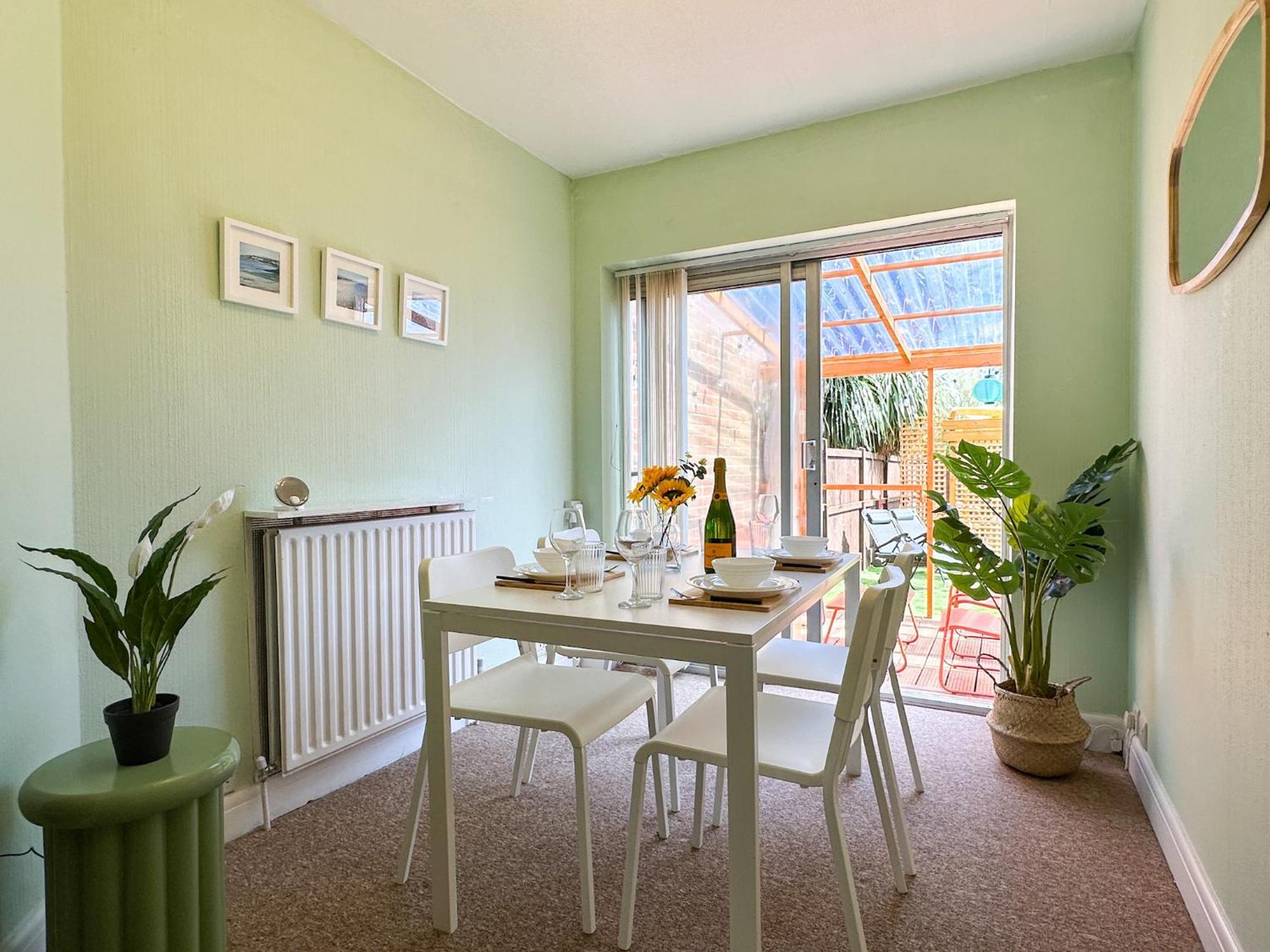 Luxury Central 2-Bed Townhouse - Parking, Hot Tub & Fire Pit Canterbury Luaran gambar
