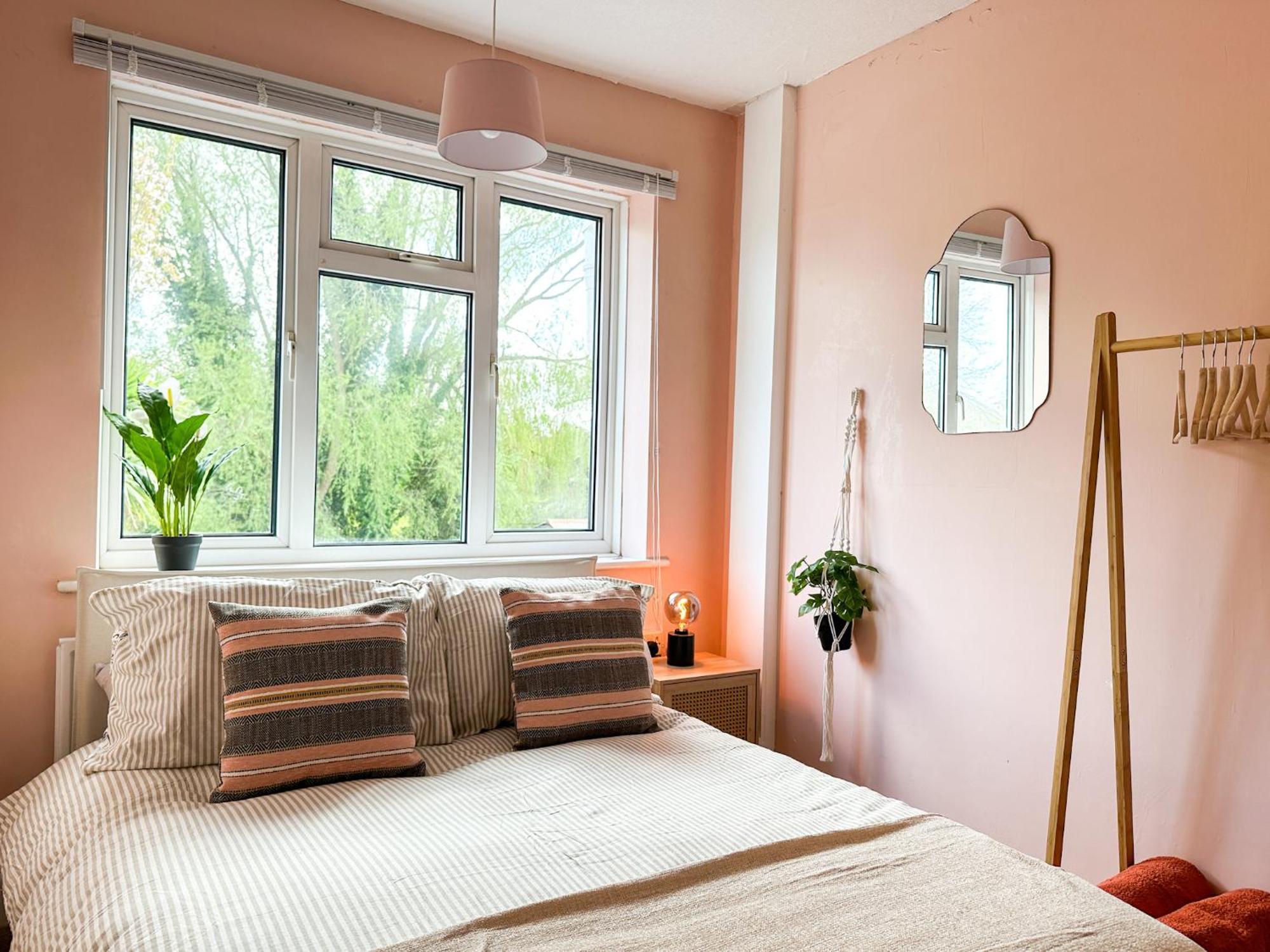 Luxury Central 2-Bed Townhouse - Parking, Hot Tub & Fire Pit Canterbury Luaran gambar