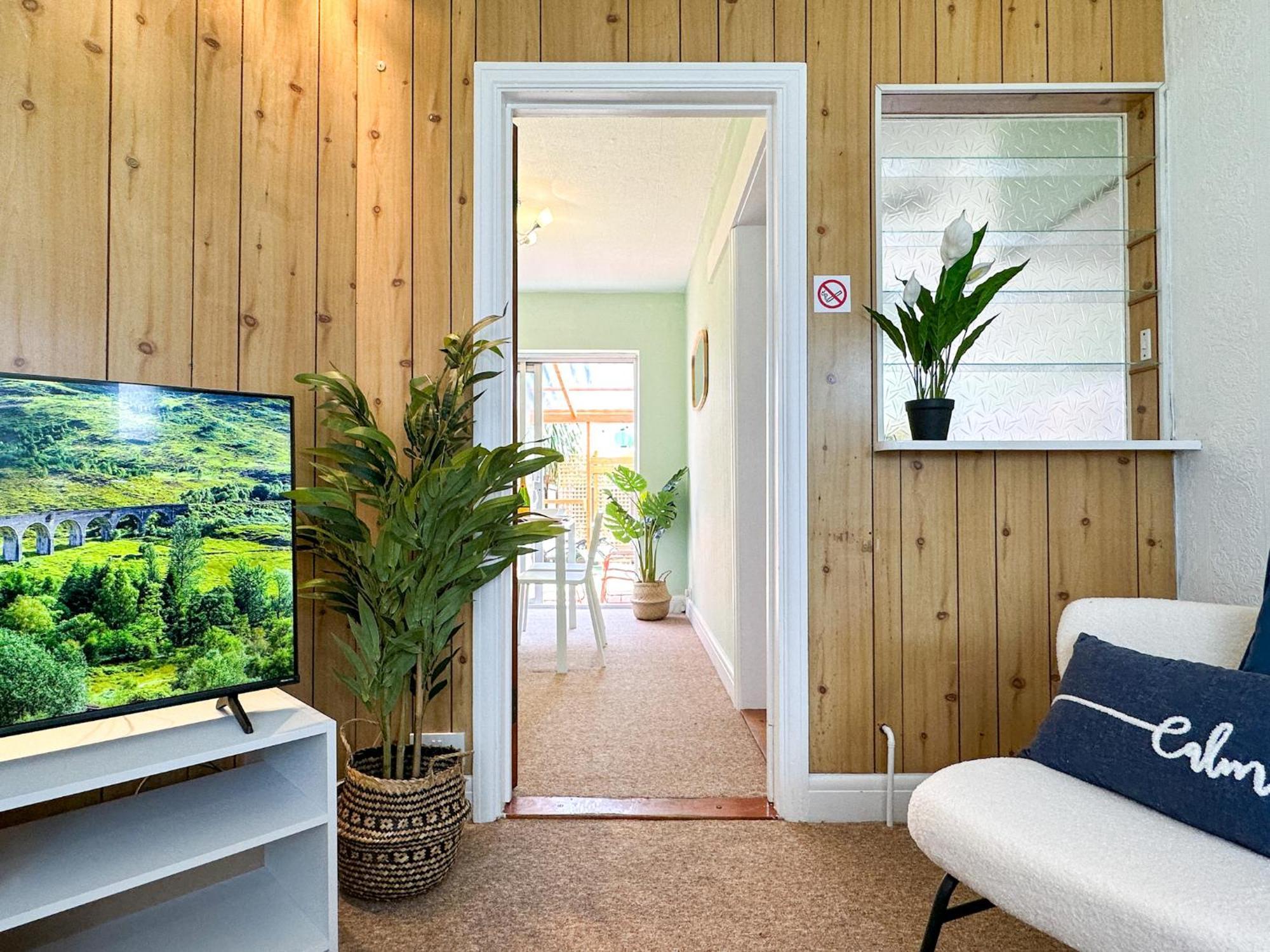 Luxury Central 2-Bed Townhouse - Parking, Hot Tub & Fire Pit Canterbury Luaran gambar